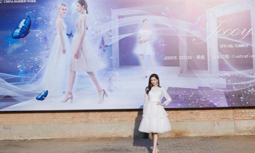 小哈妹受邀出席中国国际时装周 头排看秀